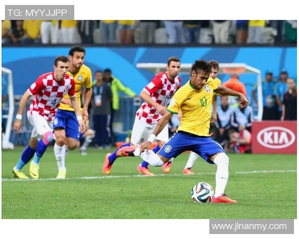 足球明星近拍视频揭秘他们的训练生活与场外趣事，展现真实的一面