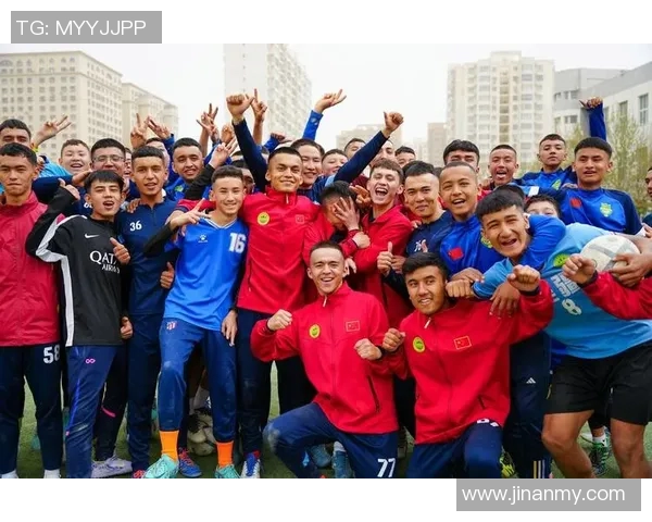 青春足球明星帅照展现运动魅力与青春活力的完美结合