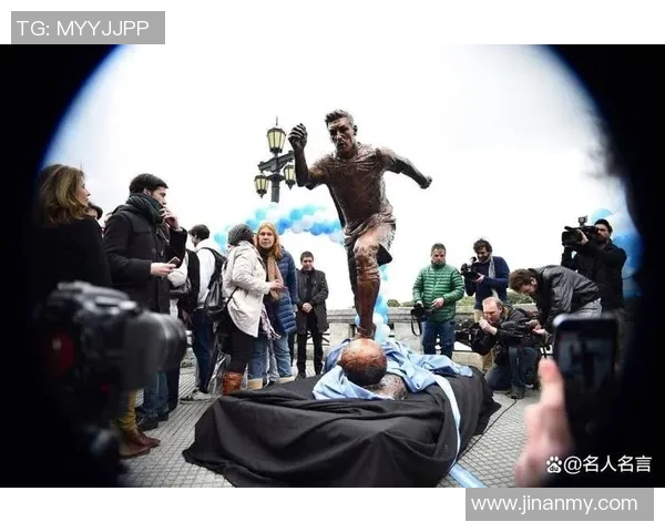 哪个足球明星在场外打人事件中表现最为引人注目和争议