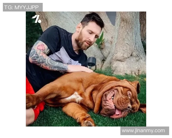 足球明星与狗狗的可爱瞬间对比展现温馨与幽默的完美结合 足球明星与狗狗的可爱瞬间对比展现温馨与幽默的完美结合