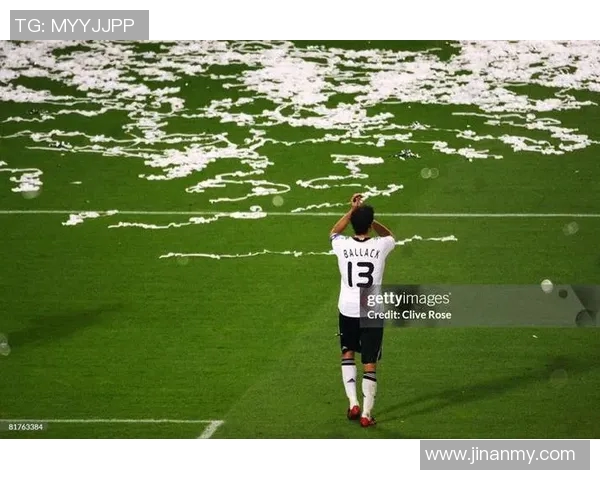 足球明星与玩具球的精彩对决在门框前上演的趣味瞬间